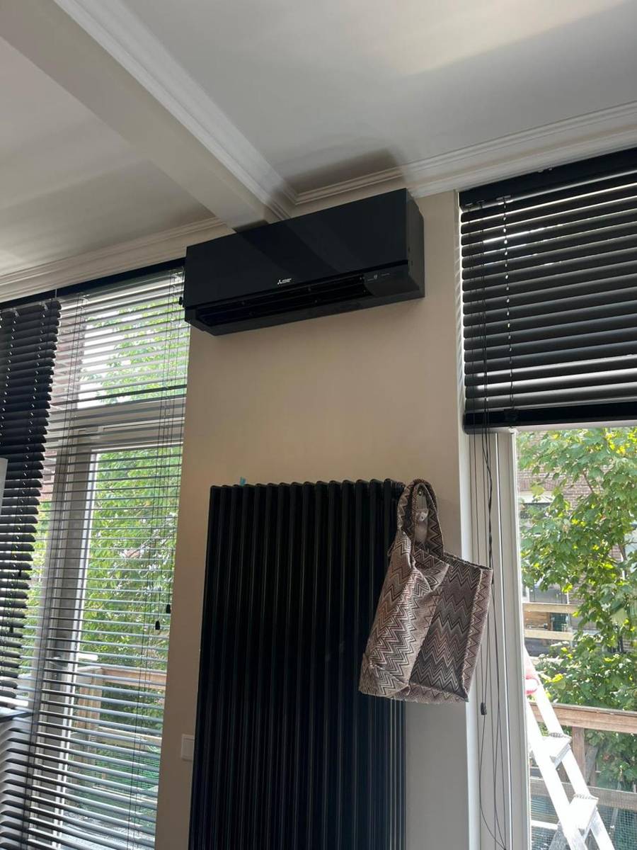 Zwart Mitsubishi binnendeel in een woonkamer