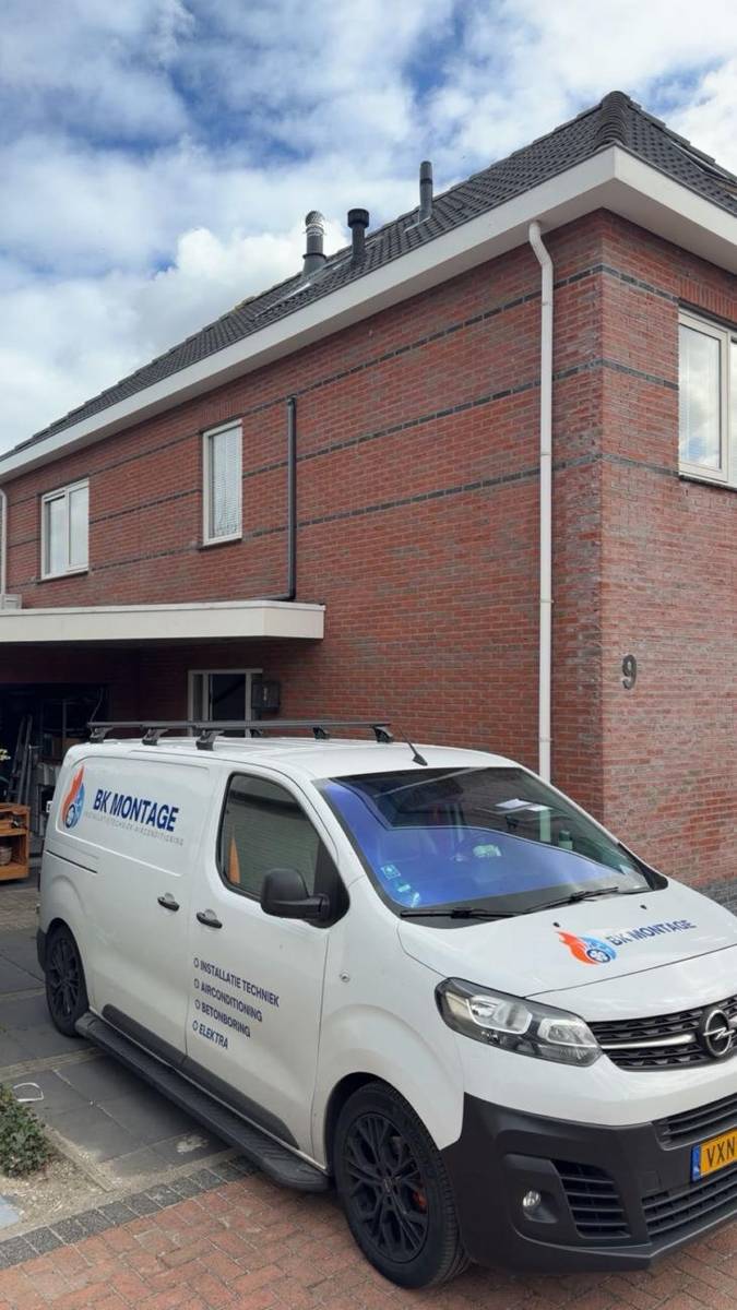 Bedrijfsbus van BK Montage voor een woning