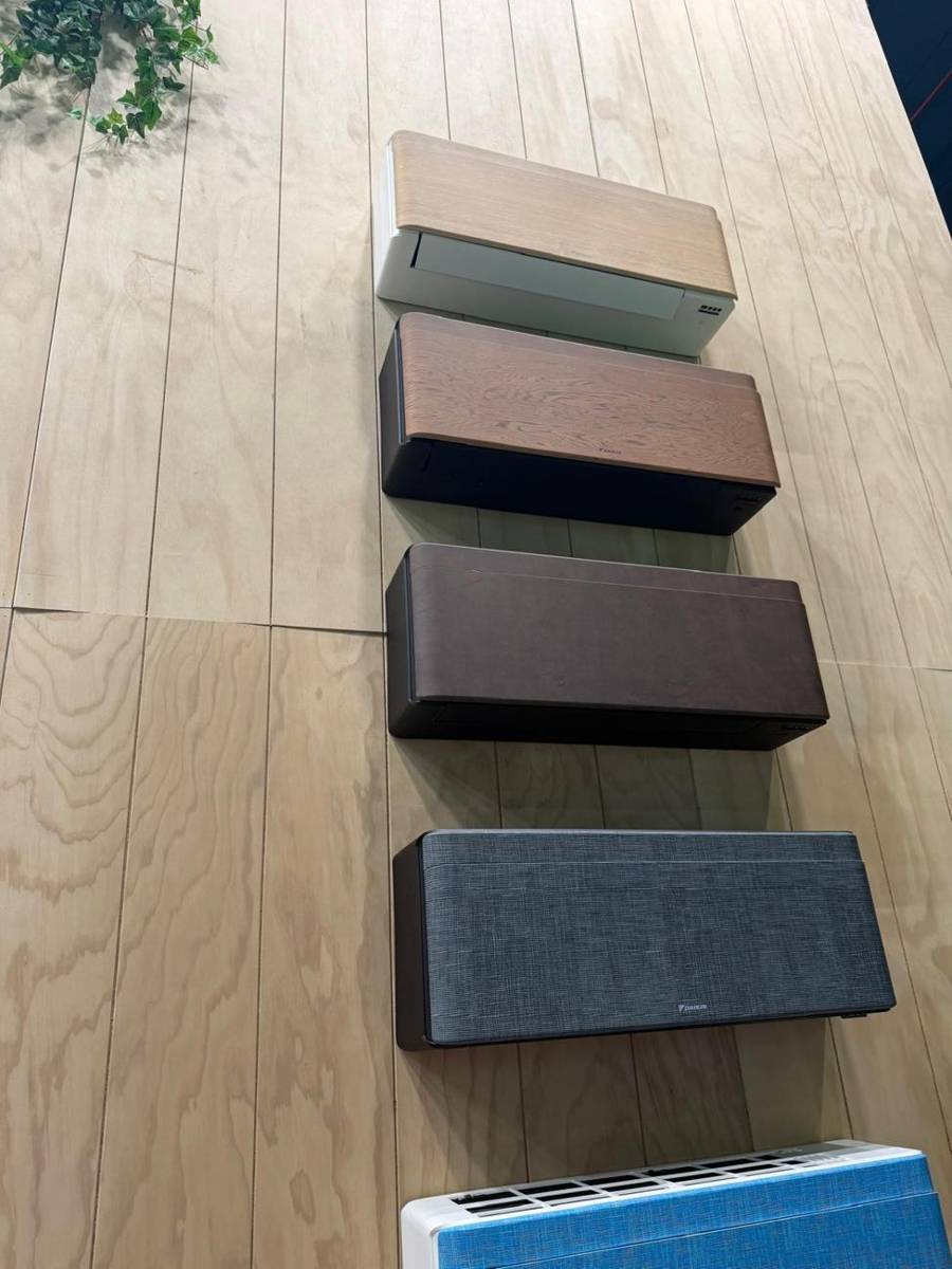 Daikin binnendelen in houtlook, leer en stof
