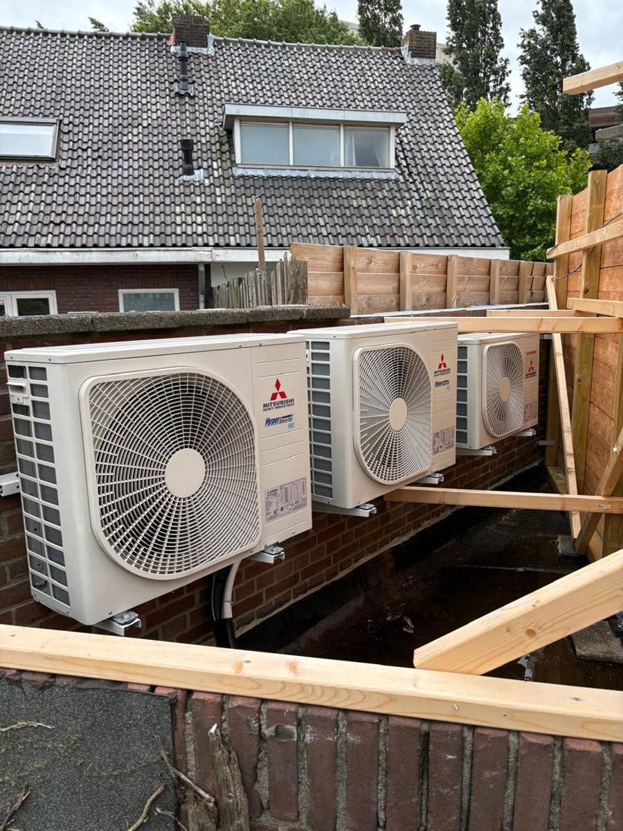 Drie Mitsubishi Heavy Industries buitendelen naast elkaar op wandbeugels